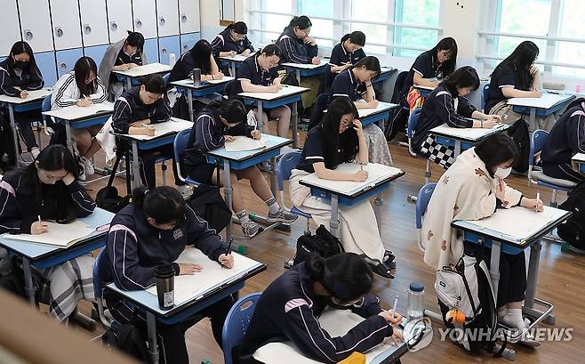 "연습을 실전같이" (부산=연합뉴스) 강선배 기자 = 2026학년도 대학수학능력시험 6월 모의평가 시행일인 4일 오전 부산 사상구 주례여고 학생들이 문제를 풀고 있다. 2025.6.4 sbkang@yna.co.kr