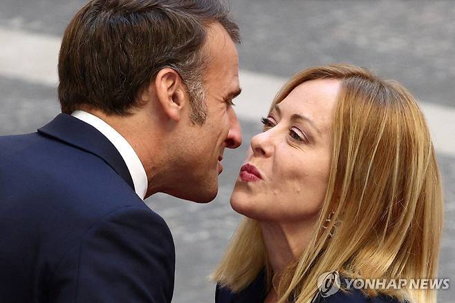 볼 인사하는 멜로니-마크롱 (로마 로이터=연합뉴스) 조르자 멜로니 이탈리아 총리와 에마뉘엘 마크롱 프랑스 대통령이 3일(현지시간) 로마에 있는 총리 관저인 키지궁에서 만나 인사하고 있다. 2025.06.03 photo@yna.co.kr