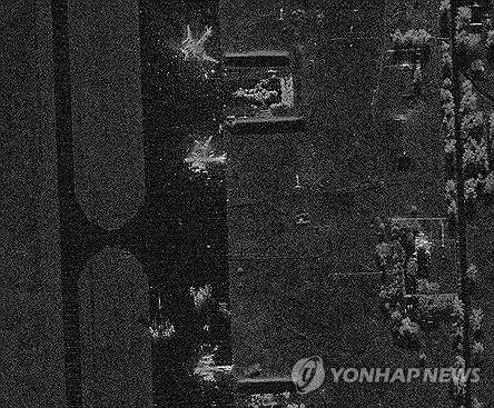 산산조각이 난 러시아 군용기들의 잔해 (로이터=연합뉴스) 미국 위성기업 카펠라 스페이스가 2일(현지시간) 합성개구레이더(SAR·Synthetic Aperture Radar) 위성으로 촬영한 러시아 이르쿠츠크주 벨라야 공군기지에 러시아군 전략폭격기의 잔해로 보이는 물체가 널려 있는 모습. 2025.6.3