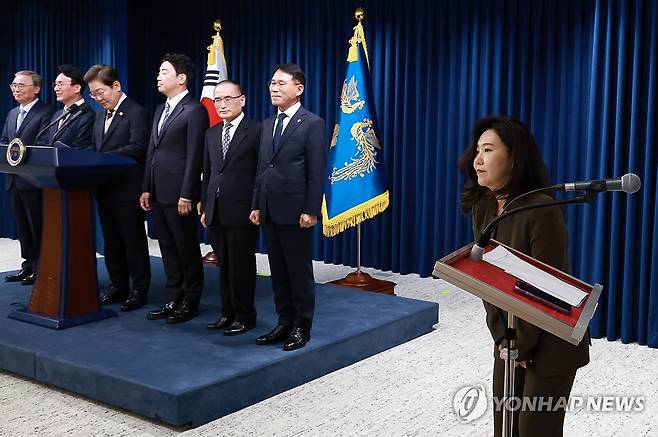 인사하는 강유정 대통령실 대변인 (서울=연합뉴스) 홍해인 기자 = 이재명 대통령이 4일 서울 용산 대통령실 청사에서 열린 새 정부 첫 인사 발표를 하며 강유정 대통령실 대변인을 소개하고 있다. 2025.6.4 hihong@yna.co.kr