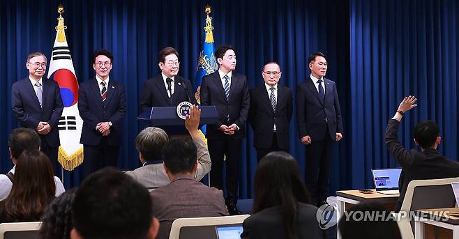 취재진 질문 받는 이재명 대통령 (서울=연합뉴스) 홍해인 기자 = 이재명 대통령이 4일 서울 용산 대통령실 청사에서 열린 새 정부 첫 인사 발표를 마친 뒤 질문을 하고 있다. 2025.6.4 hihong@yna.co.kr