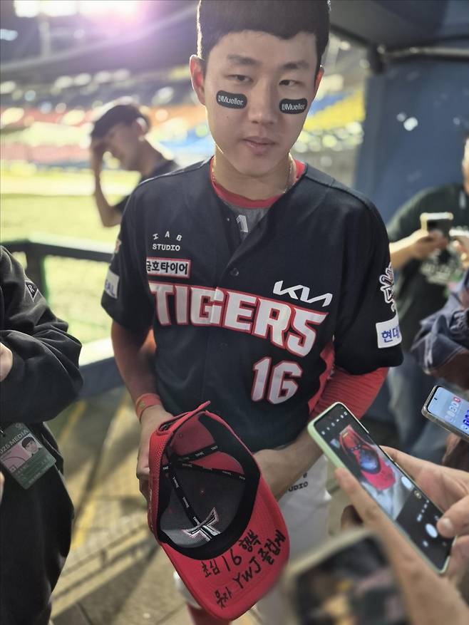 모자에 적은 단어 보여주는 KIA 최원준 (서울=연합뉴스) 김경윤 기자 = KIA 타이거즈 최원준이 4일 서울 잠실구장에서 열린 2025 프로야구 두산 베어스와 홈 경기를 마친 뒤 모자에 적은 단어들을 보여주고 있다. 2025.6.4. cycle@yna.co.kr