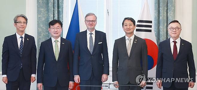 체코 총리 예방한 대통령 특사단 (서울=연합뉴스) 홍해인 기자 = 우리 기업의 체코 신규 원전 건설 사업 우선협상자 선정과 관련해 파견된 대통령 특사단이 24일(현지시간) 체코 프라하에 위치한 총리실에서 페트로 피알라 체코 총리를 만나 윤석열 대통령의 감사 친서를 전달한 뒤 기념촬영을 하고 있다. 
    왼쪽부터 홍영기 주체코대사, 성태윤 대통령실 정책실장, 페트로 피알라 체코 총리, 안덕근 산업통상자원부 장관, 황주호 한국수력원자력 사장. 2024.7.24 [대통령실 제공. 재판매 및 DB 금지] hihong@yna.co.kr