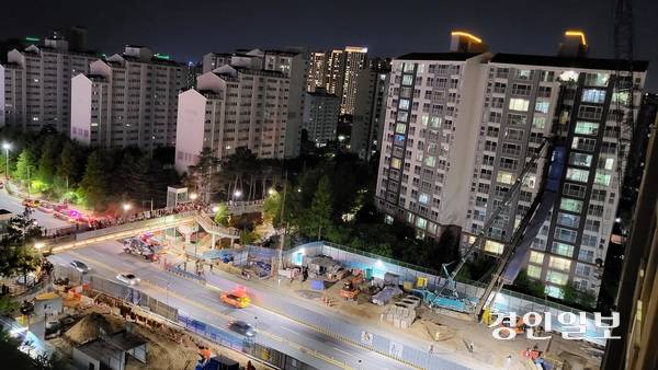용인 서천지구 아파트 단지에 지하철 공사용 거중기가 쓰러진 모습. 2025.6.5 /독자제공