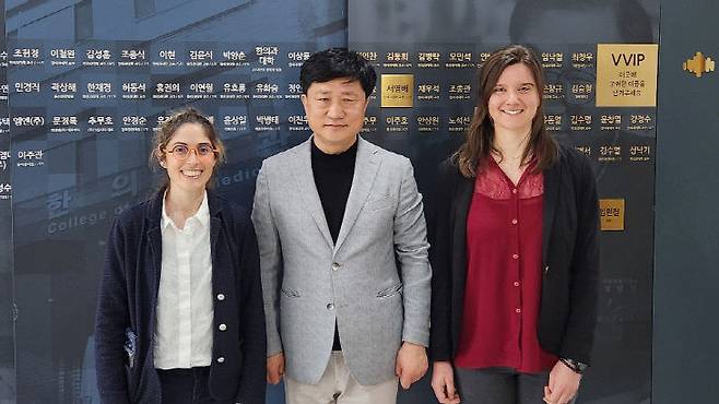 대전대 대전한방병원에서 지난 2개월간 연수를 마친 프랑스 의료인 2명이 귀국 전 류호룡 대전대 한의과대학장과 인사를 나눴다. &nbsp;(사진=대전한방병원 제공)