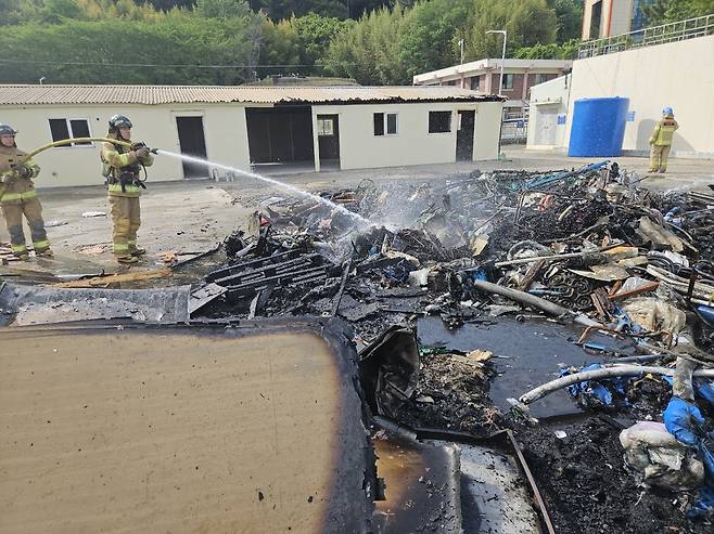 5일 오후 포항시 남구 유강정수장에서 소방대원들이 화재를 진압하고 있다. / 포항남부소방서 제공