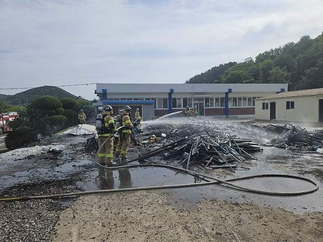 5일 오후 포항시 남구 유강정수장에서 소방대원들이 화재를 진압하고 있다. / 포항남부소방서 제공