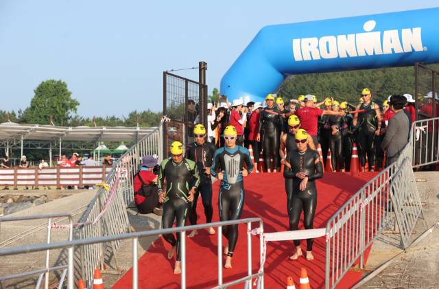 고성군은 오는 13일부터 15일까지 당항포관광지 일원에서 ‘2025 아이언맨70.3 고성’을 개최한다. 사진은 지난해 대회 모습. 고성군 제공