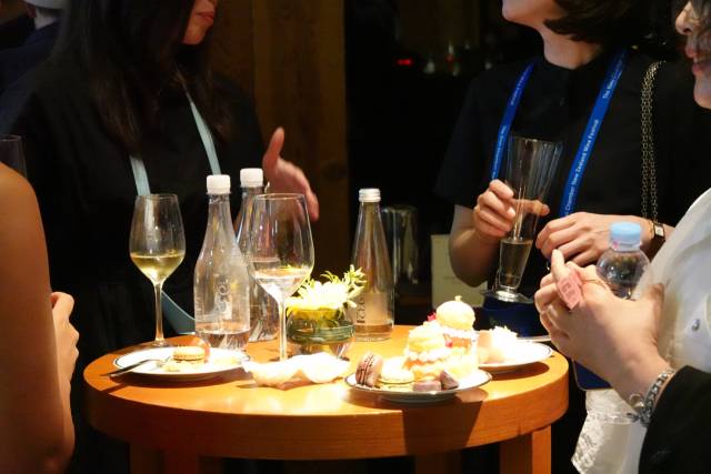 ‘2025 뉴질랜드 와인 페스티벌 부산’ 참가자들이 스탠딩 테이블에서 와인과 음식을 즐기고 있다. 조경건 부산닷컴 기자