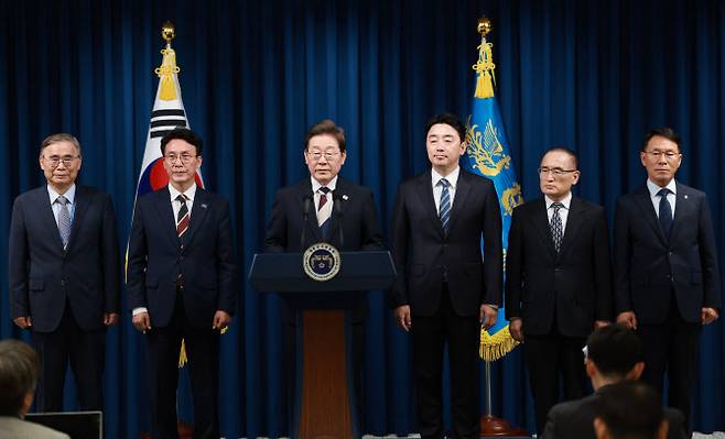 이재명 대통령이 4일 서울 용산 대통령실 청사에서 열린 인사브리핑에서 새 정부 첫 인사 발표를 하고 있다. 왼쪽부터 이종석 국정원장 후보자, 김민석 국무총리 후보자, 이 대통령, 강훈식 비서실장, 위성락 안보실장, 황인권 경호처장.(사진=연합뉴스 제공)