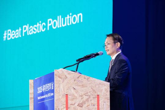이병화 환경부 차관이 5일 제주특별도 서귀포시 소재 제주국제컨벤션센터에서 열린 ‘2025년 세계 환경의 날’ 개막식에서 개회사를 하고 있다. (사진=환경부)