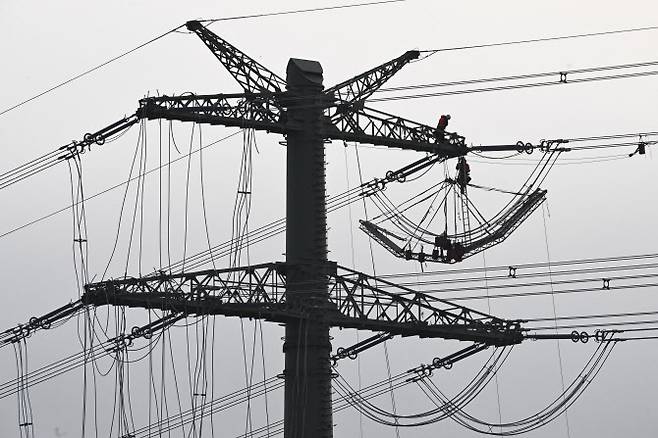독일 남부 포르츠하임 근처의 고압 송전선에서 기술자들이 전력선에서 작업하고 있다.(사진=AFP)