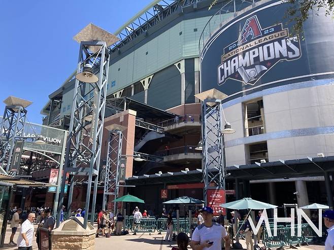 (애리조나 홈구장 '체이스 필드' 전경. 2023년 내셔널리그 챔피언 배너가 보인다)