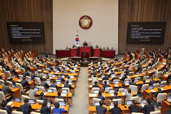 우원식 국회의장이 5일 국회 본회의에서 내란 특검법과 김건희 여사 특검법, 채해병 특검법 등 3대 특검법과 검사징계법을 상정하고 있다. 〈사진=연합뉴스〉