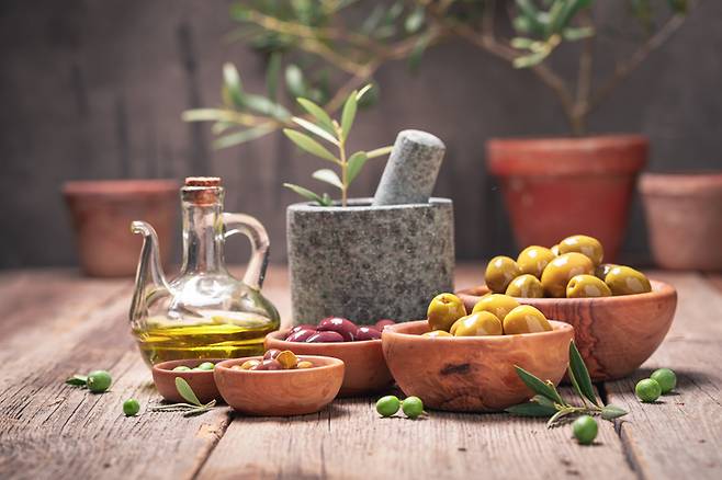 대표적인 웰빙식으로 알려진 올리브유 속 '올레산'이 비만을 가속화한다는 연구 결과가 나왔다. [사진=게티이미지뱅크]