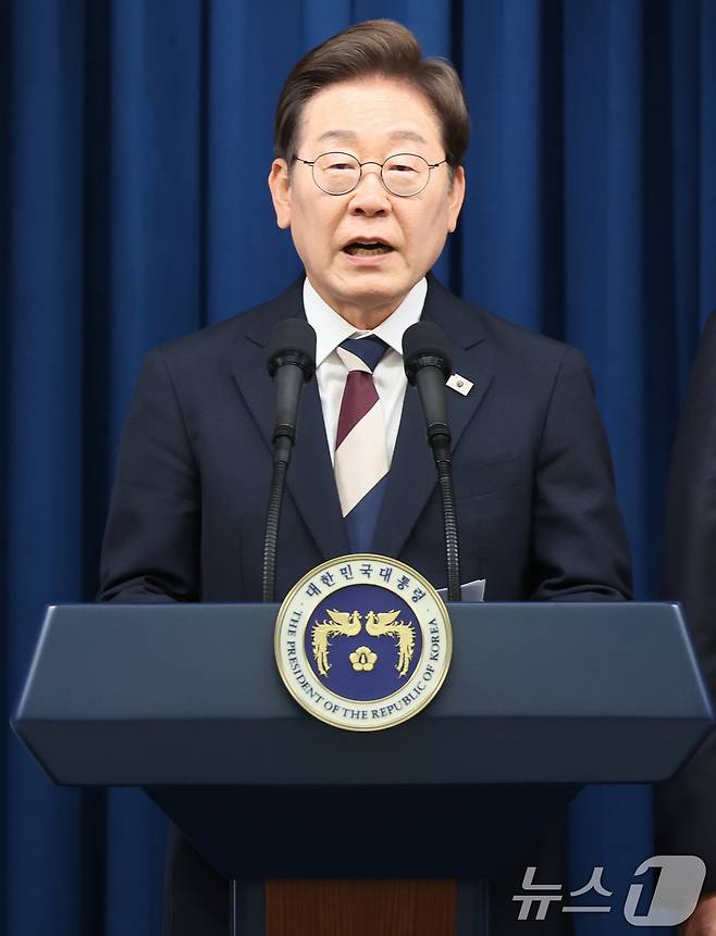 이재명 대통령이 4일 서울 용산구 대통령실 청사 브리핑룸에서 국무총리와 국정원장, 대통령 비서실장 등 인선발표를 하고 있다.  2025.6.4/뉴스1 ⓒ News1 허경 기자