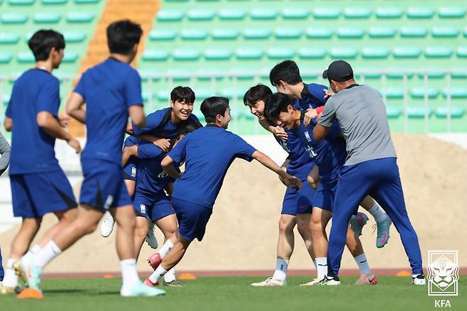 밝은 분위기 속에서 훈련하는 U22 대표팀(대한축구협회 제공)