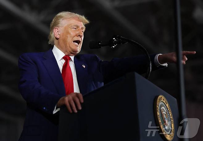 도널드 트럼프 미국 대통령이 29일(현지시간) 미시간주 워런의 머콤 카운티에서 열린 취임 100일 기념 행사서 가진 연설서 "난 제롬 파월 연준 의장 보다 금리에 대해 훨씬 많이 안다"고 말하고 있다. 2025.04.30 ⓒ AFP=뉴스1 ⓒ News1 우동명 기자