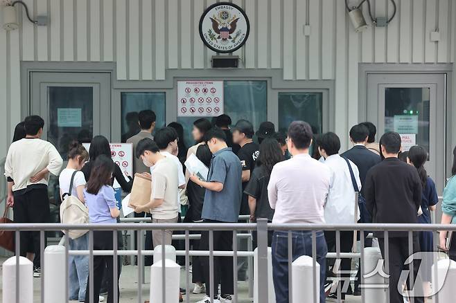 지난달 28일 서울 종로구 주한미국대사관 앞에 시민들이 미국 비자심사를 받기 위해 줄지어 서 있다.  2025.5.28/뉴스1 ⓒ News1 임세영 기자