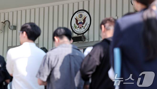 5일 오전 서울 종로구 주한미국대사관 앞에 미국 비자를 발급 받으려는 시민들이 줄 지어 서 있다. 2025.6.5/뉴스1 ⓒ News1 김성진 기자