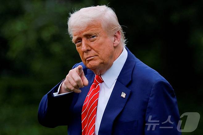 도널드 트럼프 미국 대통령이 지난달 30일 미국 워싱턴 D.C. 백악관에서 손짓하는 모습.ⓒ 로이터=뉴스1
