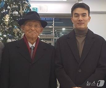 김두만 장군과 강병준 소령. (공군 제공)