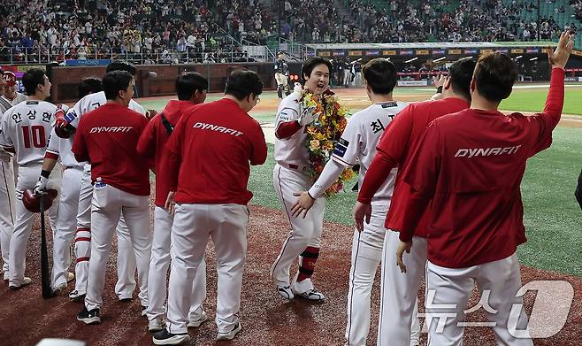 SSG 랜더스는 최정(오른쪽에서 네 번째)이 복귀한 뒤 치른 29경기에서 17승 1무 11패를 기록했다. 2025.5.13/뉴스1 ⓒ News1 김성진 기자