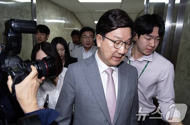 권성동 국민의힘 원내대표가 5일 오전 서울 여의도 국회에서 열린 의원총회에서 사퇴 의사를 밝힌 후 회의장을 나서고 있다. 2025.6.5/뉴스1 ⓒ News1 이재명 기자