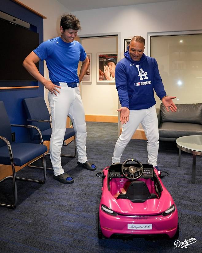 데이브 로버츠 LA 다저스 감독이 5일(한국시간) 오타니 쇼헤이에게 딸을 위한 전동자동차를 선물했다. (LA 다저스 SNS 캡처)