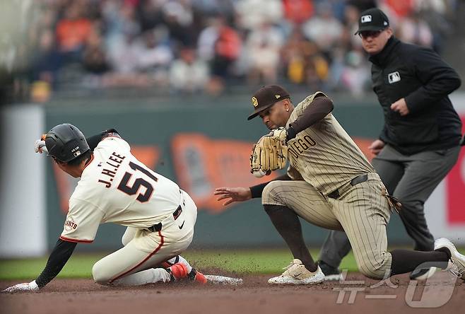 샌프란시스코 자이언츠 이정후가 5일(한국시간) 열린 2025 메이저리그 샌디에이고 파드리스전에서 1회말 2루타를 때렸다. 그는 3타수 2안타 1타점 1득점으로 활약해 팀의 6-5 역전승을 이끌었다. ⓒ AFP=뉴스1