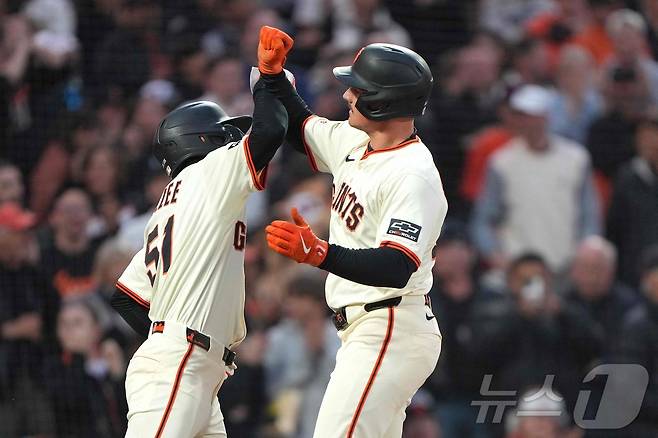 샌프란시스코 자이언츠 이정후(왼쪽)가 5일(한국시간) 열린 2025 메이저리그 샌디에이고 파드리스전에서 6회말 2점 홈런을 터뜨린 맷 채프먼과 함께 기뻐하고 있다. ⓒ AFP=뉴스1