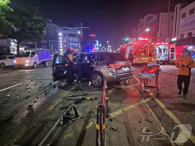 지난달 8일 오전 4시 25분쯤 인천시 남동구 구월동 편도 4차로 도로에서 20대 A 씨가 운전하던 벤츠 승용차가 중앙선을 넘어가 마주 오던 QM6 스포츠유틸리티차(SUV)와 충돌했다. ⓒ News1 박소영 기자