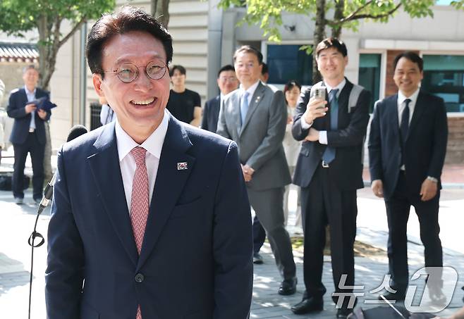 이재명 정부 첫 국무총리 후보로 지명된 김민석 더불어민주당 최고위원이 5일 오전 서울 종로구 통의동 금융감독원 연수원에 마련된 인사청문회 준비 사무실로 첫 출근을 하고 있다. 2025.6.5/뉴스1 ⓒ News1 임세영 기자