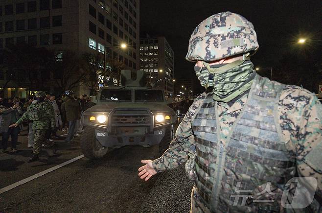 윤석열 대통령의 비상계엄 해제 요구 결의안이 국회 본회의에서 통과된 4일 새벽 서울 여의도 더불어민주당 당사 인근에 배치된 군 차량이 철수하고 있다. 여야는 이날 본회의에서 재석 190명 중 찬성 190명으로 비상계엄 해제 요구 결의안을 가결 처리했다. 이에 따라 계엄령 선포는 무효가 됐다고 국회의장실은 설명했다. 2024.12.4/뉴스1 ⓒ News1 이재명 기자