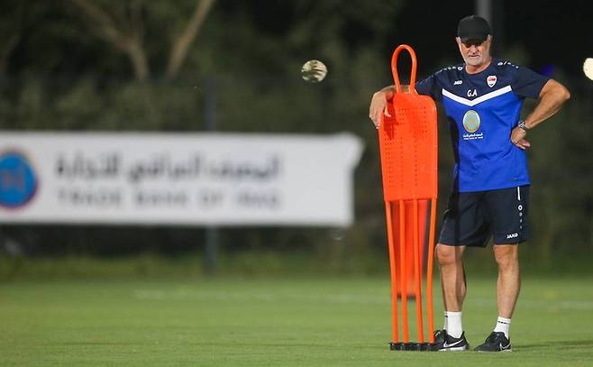 이라크 축구대표팀 훈련을 지켜보는 그레이엄 아놀드 감독. 사진 | 이라크 축구협회 SNS