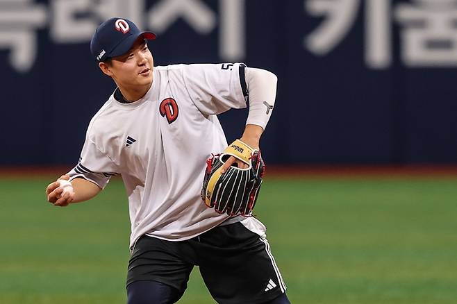 여동건이 경기 전 펑고 훈련을 받고 있다. 사진 | 두산 베어스