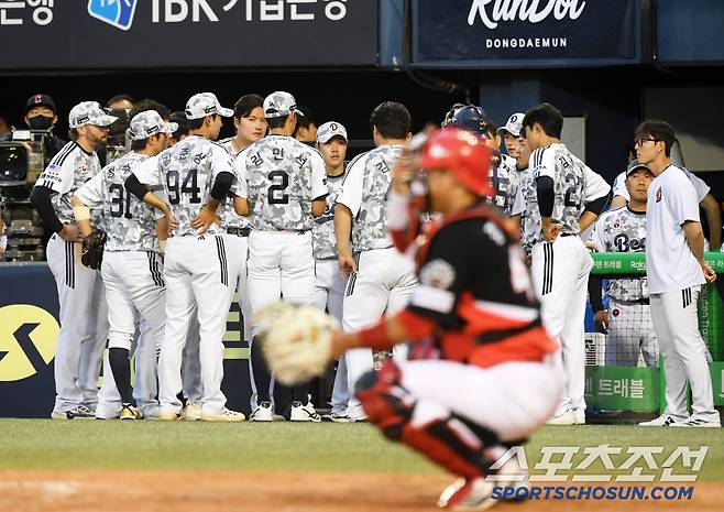4일 잠실구장에서 열린 두산 베어스와 KIA 타이거즈의 경기. 두산 야수들이 미팅을 갖고 있다. 잠실=박재만 기자 pjm@sportschosun.com/2025.06.04/