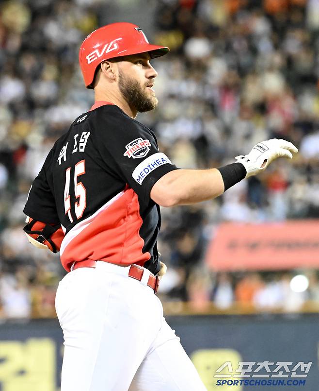 경기 분위기를 내줄 뻔했던 KIA를 구한 위즈덤의 역전 투런포.