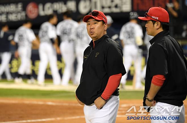 승리 후 안도의 한숨을 내쉰 이범호 감독.