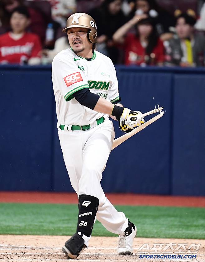 6일 고척돔에서 열린 KBO리그 키움과 KIA의 경기. 4회 타격하고 있는 키움 이형종. 고척=송정헌 기자songs@sportschosun.com/2025.05.06/