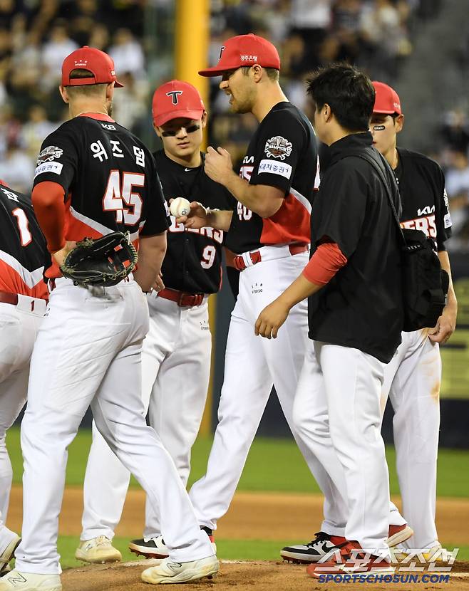 4일 잠실구장에서 열린 두산 베어스와 KIA 타이거즈의 경기. 5회말 1사 두산 케이브 강습 타구에 오른 손등을 맞은 KIA 선발 네일이 통증을 호소하고 있다. 잠실=박재만 기자 pjm@sportschosun.com/2025.06.04/