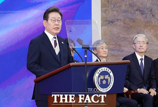 이재명 대통령이 4일 오전 11시 서울 여의도 국회 로텐더홀에서 '취임선서'를 하고 있다./국회사진기자단