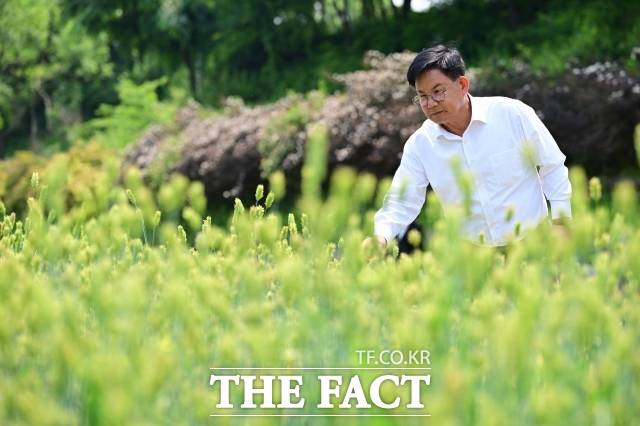 박강수 마포구청장이 27일 더팩트와의 인터뷰에서 서울 마포구 월드컵천을 걸으며 소개하고 있다. /남윤호 기자