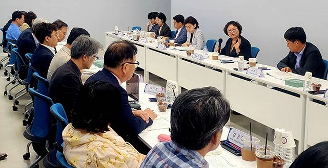 농림축산검역본부와 질병관리청 주관으로 지난 4일 충북 청주 오송&세종컨퍼런스에서 열린 2025년 제1차 인수공통감염병 대책위원회에 관계부처와 민간 전문가 등 참석자들이 인수공통감염병 대응 체계 점검 및 협력 방안을 논의하고 있다./농식품부