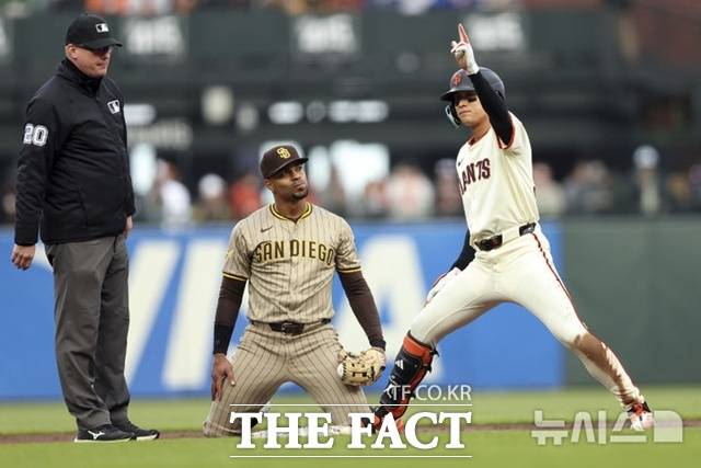 이정후가 5일(한국시간) 샌디에이고전에서 1회말 2루타를 때려낸 뒤 2루에 안착하고 있다. /샌프란시스코=AP.뉴시스