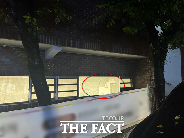 창문이 깨진 부산의 한 사전투표소. /부산경찰청