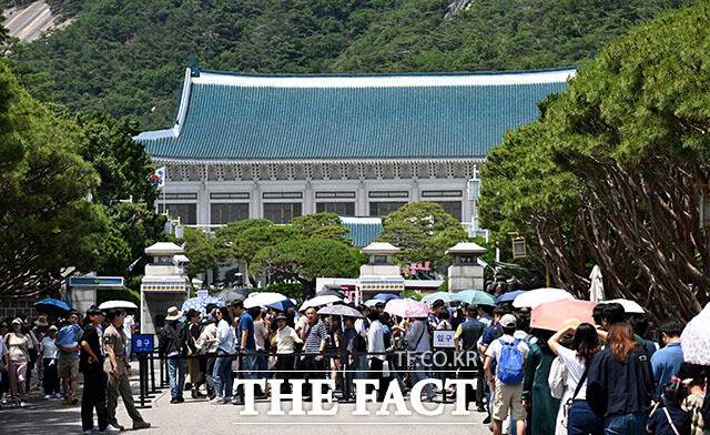 5일 오후 서울 종로구 청와대 경내가 관람객들로 붐비고 있다. /이효균 기자