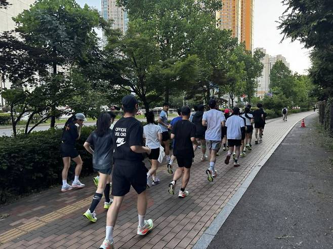 4일 오후 7시경 서울 송파구 잠실 일대에서 '나이키 롯데월드타워 런클럽'에 참여한 러너 20여명이 신상품 '나이키 보메로 18'을 신고 러닝을 하고 있다. [사진제공=롯데백화점]