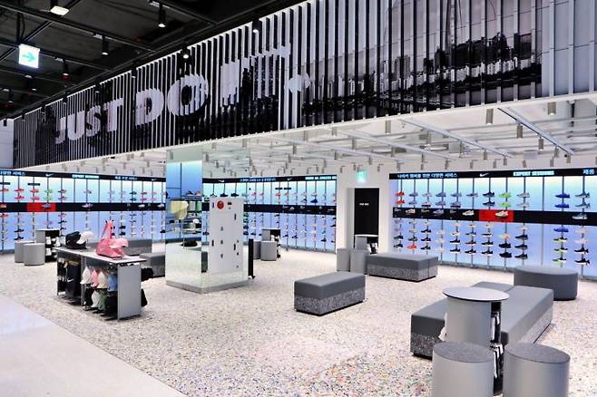 롯데백화점이 지난달 15일 서울 잠실 롯데월드몰 지하 1층에 오픈한 '나이키 라이즈 매장' 전경. [사진제공=롯데백화점]