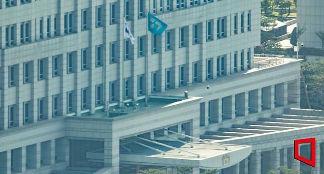 이재명 대통령의 임기가 시작된 지난 4일 서울 용산구 대통령실 청사에서 관계자들이 봉황기를 게양하고 있다. 2025.6.4 사진공동취재단